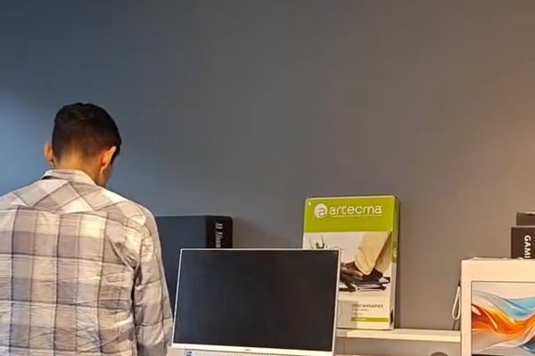 Piso de venta de Adecomp con monitores y equipos